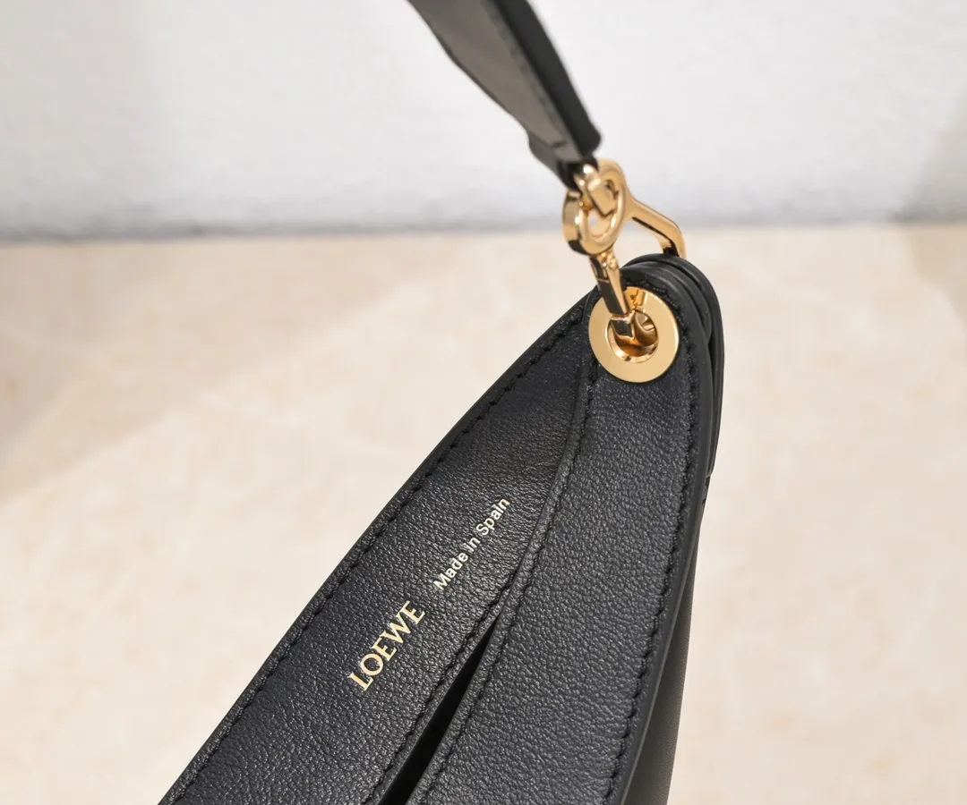 Black, top quality original. The smooth crescent shape of the L Luna series moon bag not only elongates the proportions of the whole person without getting stuck on the upper body, but also feels particularly comfortable. The wide shoulder strap design does not press the shoulder buckle opening, making it easier to open and close. The internal capacity is also large, and sunglasses and folding umbrellas can be easily arranged with sliding hanging loops hidden on both sides. Shoulder straps or hanging accessories can be attached, making it convenient for various occasions. It is a bag that shows off its temperament and is highly used in daily life! Luo Yiwei size: 29*27*8cm: model: 8891#